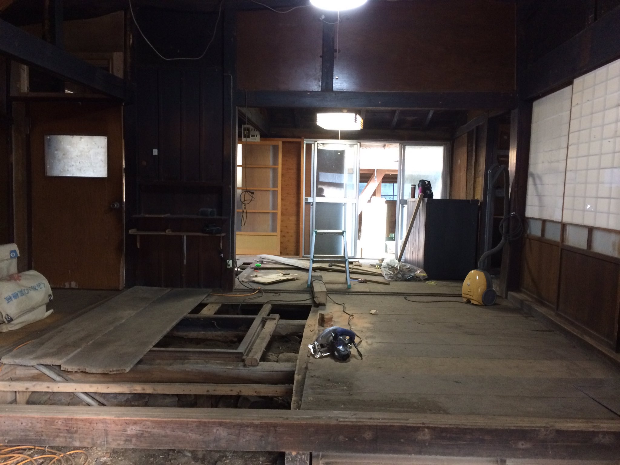 剥がし途中の床１