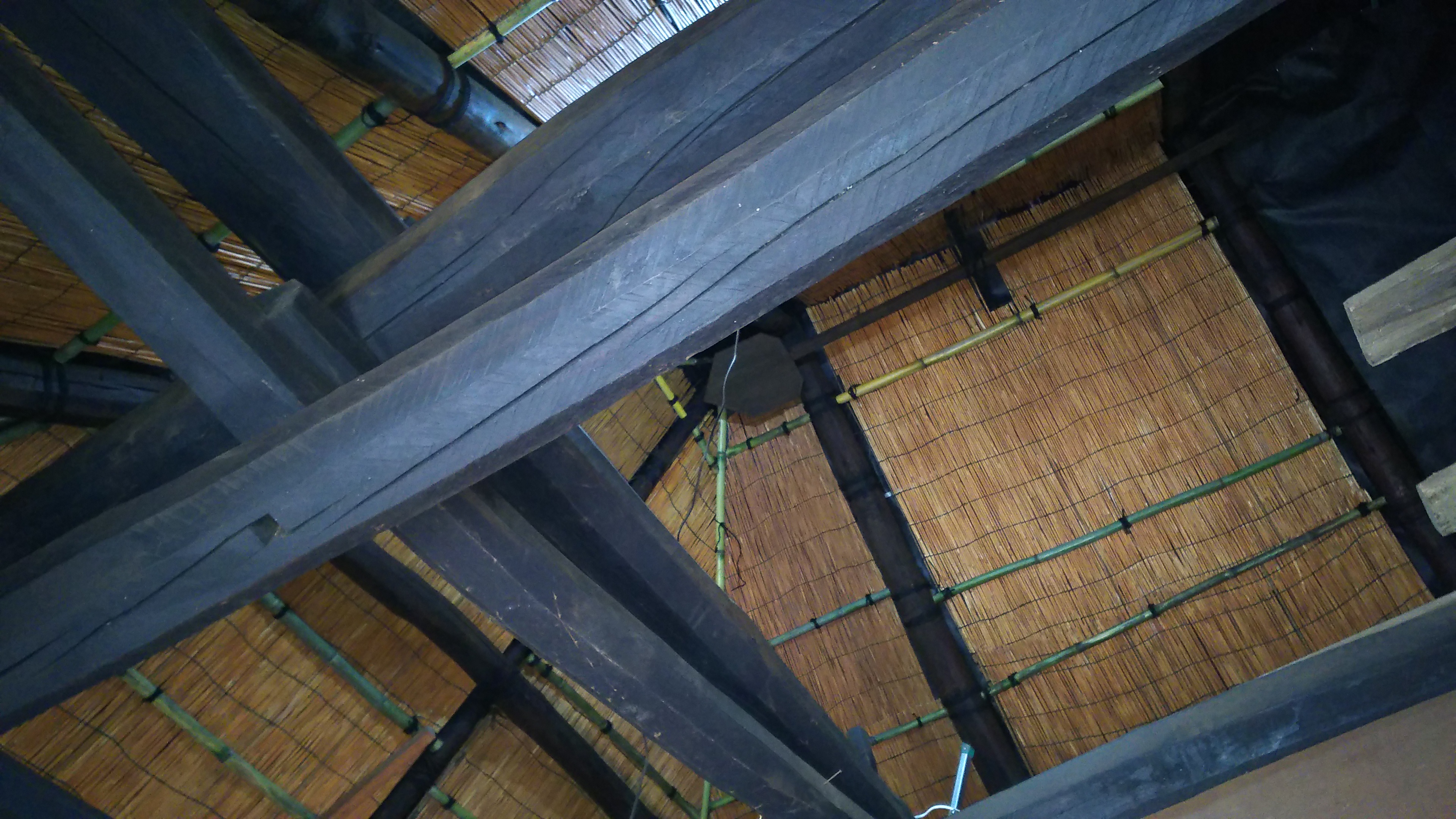 天井が抜けた屋根裏