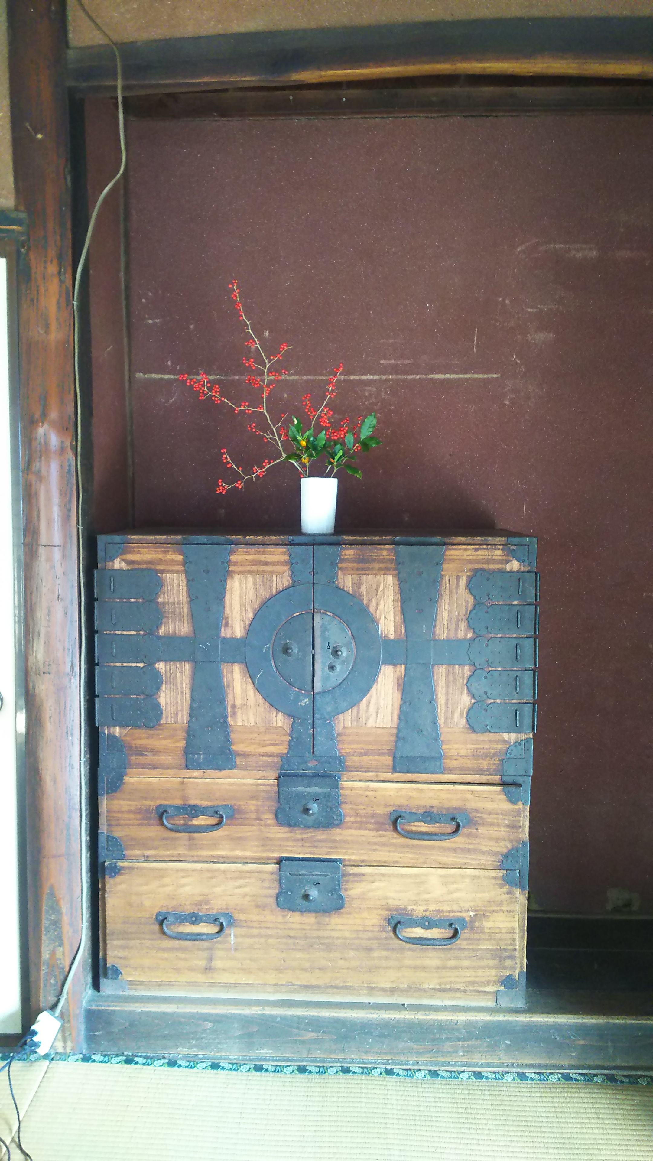 和箪笥と花