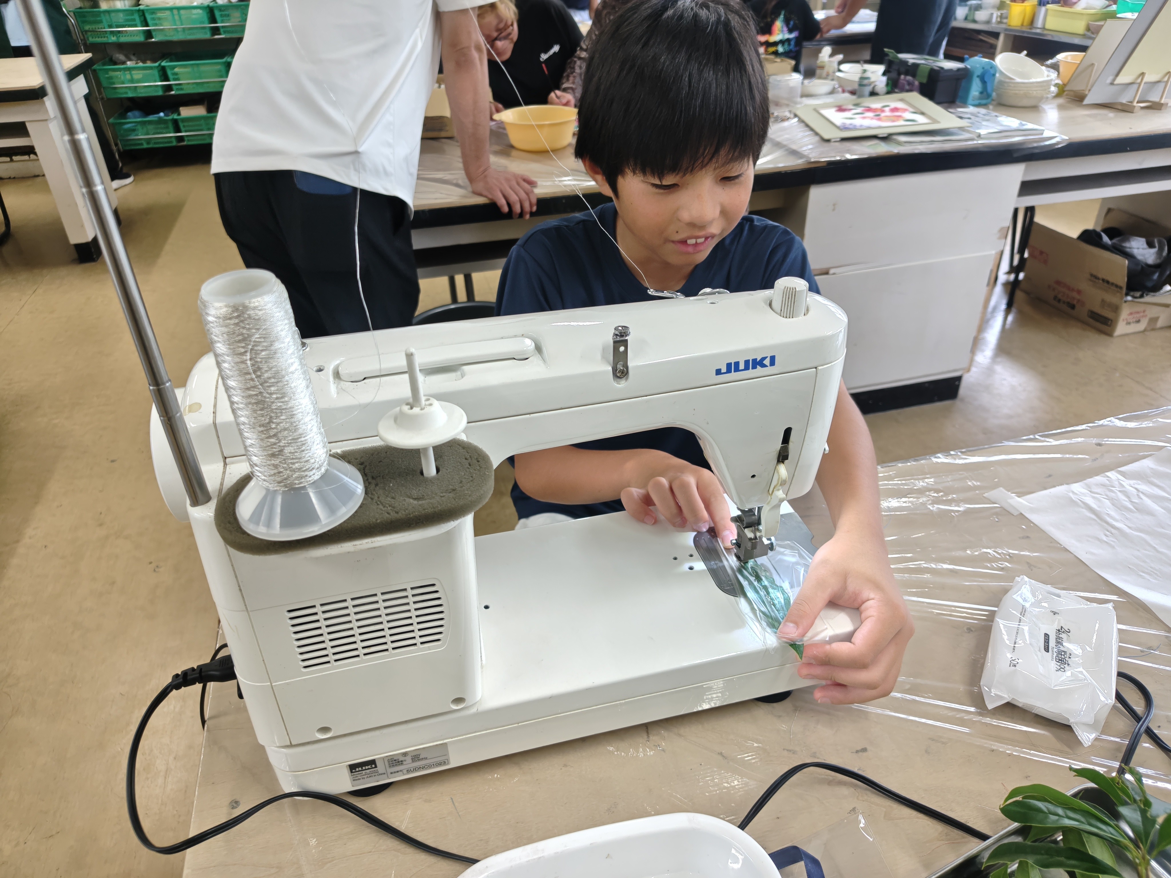 ミシンで葉っぱを縫う